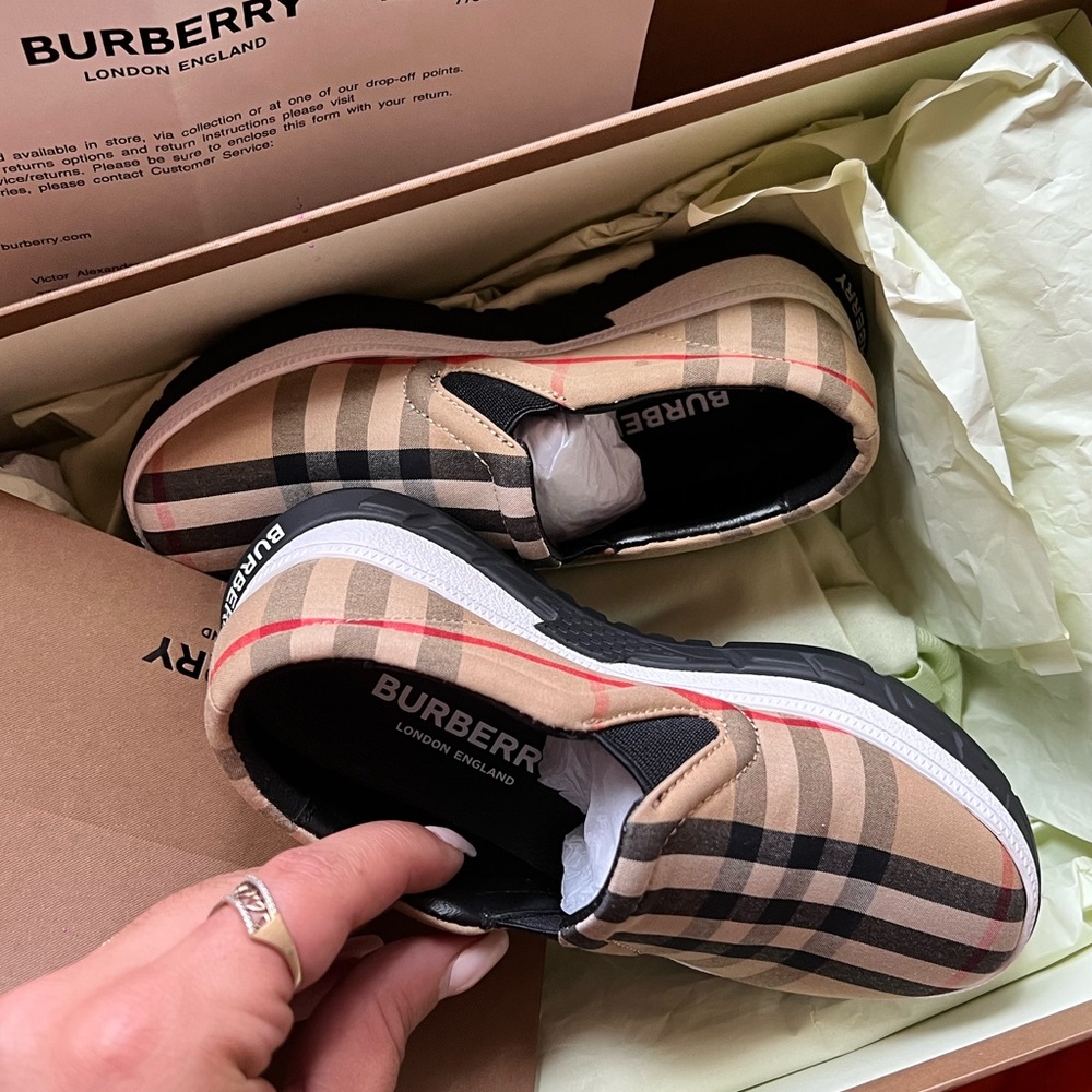 Kids Burberry Shoes - Picture 2 of 6